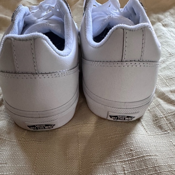 Women’s Vans Seldan low top sneaker. - Picture 4 of 5